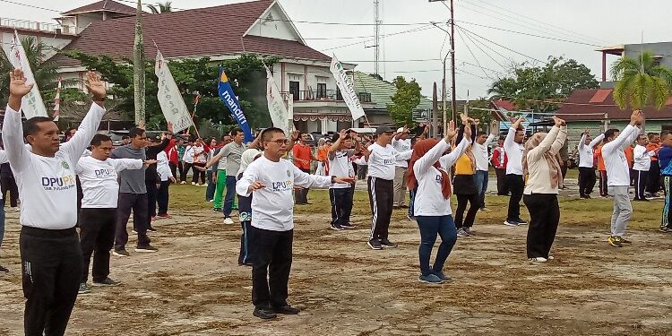 FOTO: MATAKALTENG - Jajaran Dinas PUPR Kabupaten Pulang Pisau, pada saat menggelar senam bersama.