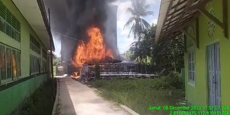 FOTO: IST/MATA KALTENG - Tangkapan layar dari video kebakaran yang melanda rumah Kepsek. Jumat, 8 Desember 2023.