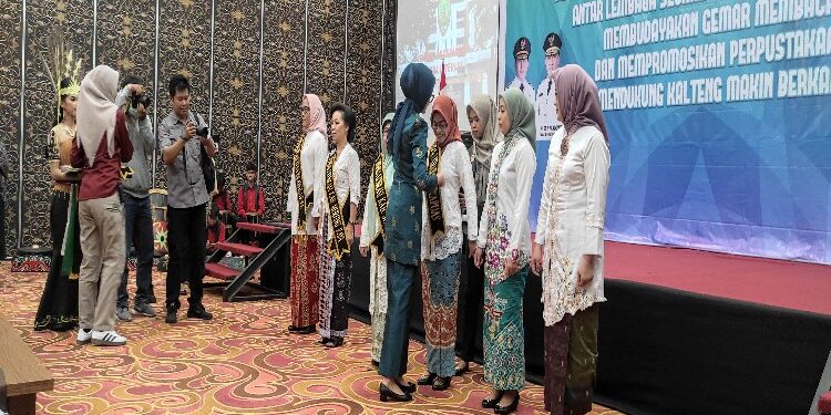 FOTO: MATAKALTENG - Bunda Literasi Kalteng Ivo Sugianto Sabran saat kukuhkan Bunda Literasi di beberapa kabupaten/kota.