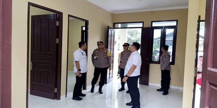 FOTO : HUMAS POLRES GUMAS/MATA KALTENG - Tim Itwasda Polda Kalteng Kombes Pol Doni Wahyudi didampingi AKBP P. Sonny Bhakti W, serta Kapolres Gumas AKBP Asep Bangbang Saputra, ketika mengecek pembangunan rumah dinas di Polsek Tewah, Kamis, 7 Desember 2023.