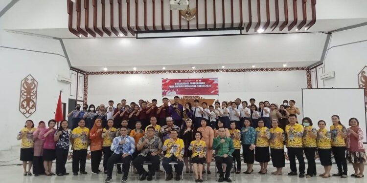 FOTO : DISKOMINFO SANTIK/MATA KALTENG - Sekda Gumas Richard didampingi Kepala DP2KBP3A Rina Sari, Kabid Pengendalian Penduduk dan Keluarga Berencana Yuyun Wahyudi, ketika berfoto bersama dengan peserta sosialisasi pencegahan perkawinan usia anak tahun 2023, di GPU Damang Batu, Kamis, 7 Desember 2023.