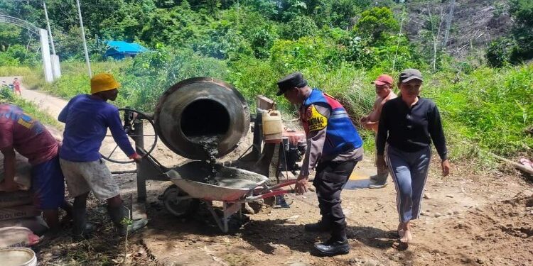 FOTO : HUMAS POLRES GUMAS/MATA KALTENG - Sejumlah warga desa bersama bhabinkamtibmas dan babinsa bergotong royong memperbaiki jalan Desa Dandang, Kecamatan Kahut, pekan lalu.