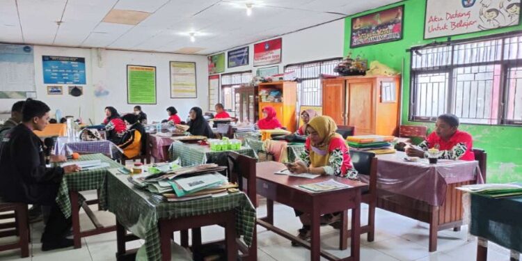 FOTO: DISDIK/MATA KALTENG - Monitoring pembentukan Satgas TPPK di Satuan Pendidikan, 8 Desember 2023.