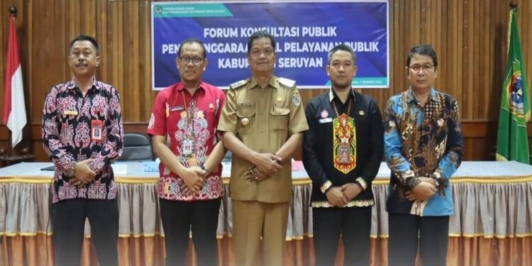 FOTO: PROKOM SERUYAN/MATA KALTENG - Pj Bupati Seruyan, Djainuddin Noor (tengah) saat menghadiri rapat konsultasi publik penyelenggaraan MPP di Aula Kantor Bupati Seruyan, Kamis 7 Desember 2023.