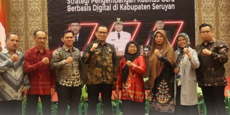 FOTO: PROKOM SERUYAN/MATA KALTENG - Pj Sekda Seruyan, Bahrun Abbas (tengah kiri) saat menghadiri agenda pelaunchingan program Barigas sekaligus menutup kegiatan sosialisasi pelaporan administrasi gaji guru aparatur sipil negara (ASN)/honorer dan pelaporan SPT tahunan di Sampit.