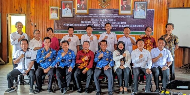 FOTO: IST/MATA KALTENG - Kepala DPMPTSP Kabupaten Seruyan, Agung Setiawan (empat dari kiri depan) saat menghadiri kegiatan bimbingan teknis atau sosialisasi implementasi perizinan berusaha berbasis risiko dan PBG di Aula Kecamatan Seruyan Tengah beberapa waktu lalu.