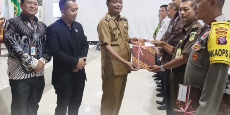FOTO: PROKOM SERUYAN/MATA KALTENG - Pj Bupati Seruyan, Djainuddin Noor saat menyerahkan DIPA tahun anggaran 2024 kepada instansi vertikal di lingkungan Kabupaten Seruyan beberapa waktu lalu.