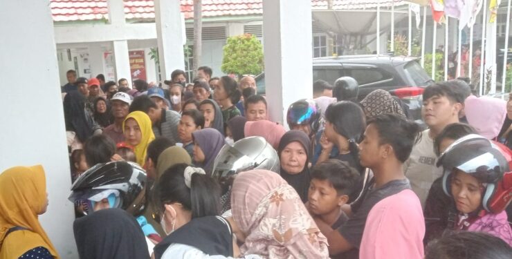 FOTO : DIAN/MATA KALTENG - Masyarakat yang mengantri kupon jalan sehat di KPU Kotim, Sabtu 9 Desember 2023.