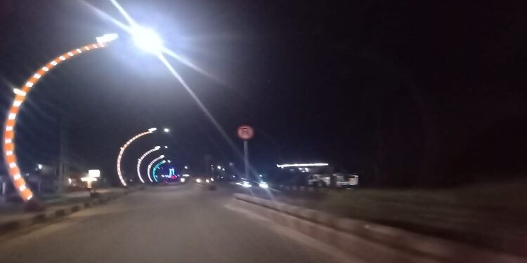 FOTO : IST/MATAKALTENG - Nampak lampu TNM hanya satu sisi yang menyala, Sabtu 9 Desember 2023.