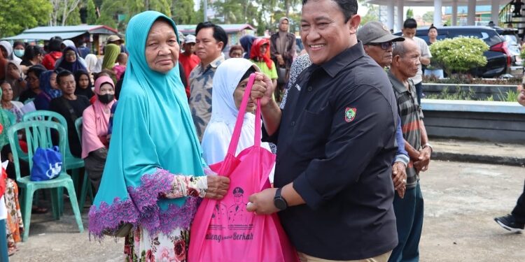 FOTO: OLIVIA/MATAKALTENG - Wagub Kalteng Edy Pratowo secara simbolis menyerahkan bantuan paket Sembako murah kepada 5 perwakilan warga di Buntok, Kabupaten Barito Selatan.