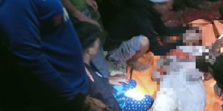 FOTO: IST/MATAKALTENG - Suasana Tim Gabungan saat melakukan evakuasi terhadap jenazah korban.