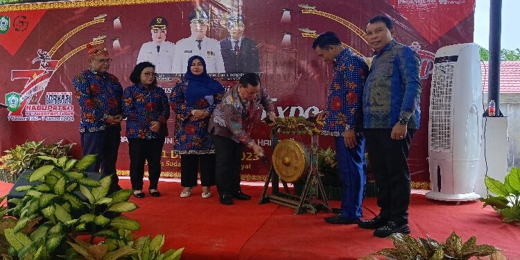 FOTO: DEVIANA/MATAKALTENG - Bupati Kotim Halikinnor saat memukul gong menandakan Sampit Trade Expo dibuka, Sabtu 9 Desember 2023.