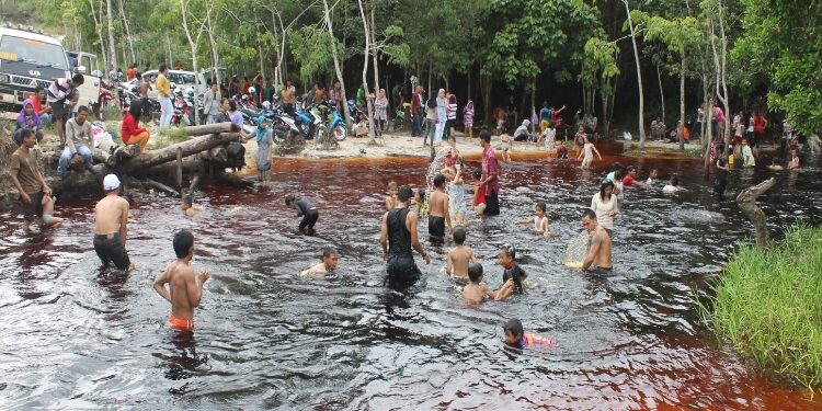FOTO: IST/MATAKALTENG - Lokasi wisata tanah habang di Desa Sanggu kecamatan Dusun Selatan Kabupaten Barsel, menjadi primadona bagi masyarakat untuk dijadikan lokasi permandian.