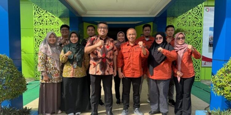 FOTO: IST/MATA KALTENG - Kepala DLKHK Kabupaten Seruyan, M. Mukhlis (tiga dari kanan) bersama rombongan saat berkunjung ke BSPJI Banjarbaru.