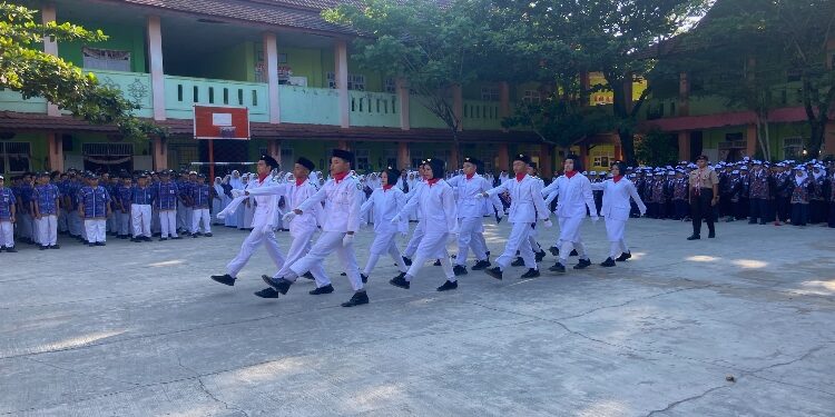 FOTO: DOK/MATA KALTENG - Susana upacara di SMPN 2 Sampit.