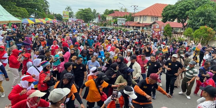 FOTO: DIAN/MATA KALTENG - Menari manasai bersama saat pembukaan jalan sehat pemilu damai di Taman Kota, Sampit oleh KPU Kotim, Minggu 10 Desember 2023.