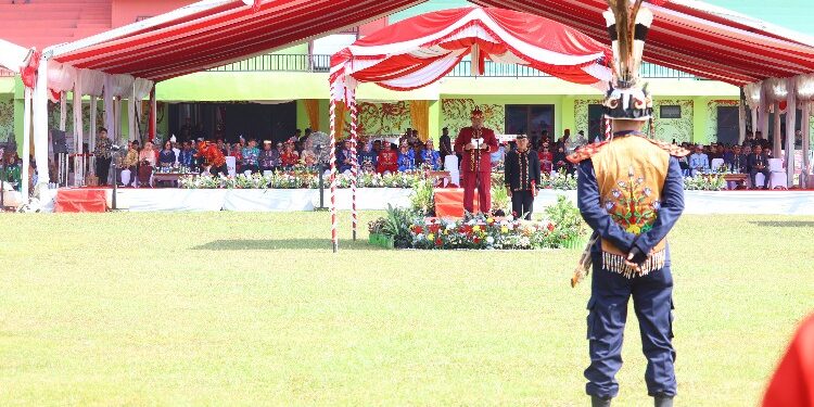 FOTO: MATAKALTENG - Wakil Gubernur Kalimantan Tengah (Kalteng), H. Edy Pratowo memimpin pelaksanaan upacara peringatan hari jadi Kabupaten Murung Raya (Mura) ke 21 tahun 2023 yang berlangsung di Stadion Willy M.Yoseph, Selasa (1/8/2023).