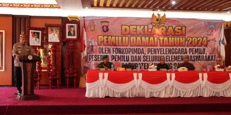 FOTO: MATAKALTENG - Wakil Bupati Murung Raya (Mura), Rejikinoor turut menghadiri kegiatan deklarasi damai Pemilu 2024.