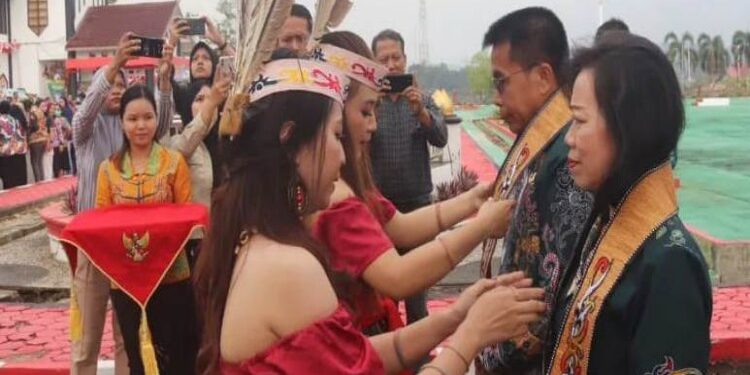 FOTO: MATAKALTENG - Pejabat (Pj) Bupati Murung Raya (Mura), Dr. Drs. Hermon, M.Si didampingi istri disambut oleh jajaran Aparatur Sipil Negara (ASN0 sipimpin oleh Asisten I, II dan II serta Staf Ahli Bupati Mura, Kepala Organisasi Perangkat Daerah (OPD), tenaga kontrak lingkup Pemerintah Daerah (Pemda) Mura.