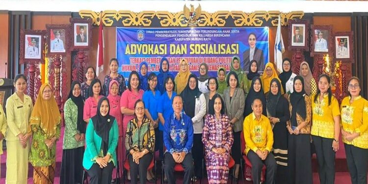 FOTO: MATAKALTENG - Asisten III Sekretariat Daerah Murung Raya (Mura), Batara saat membuka kegiatan advokasi dan sosialisasi terkait pemberdayaan perempuan di bidang politik, hukum, sosial dan ekonomi pada organisasi kemasyarakatan di Aula Cahai Ondhui Tingang Setda Mura, Sabtu (9/9/2023).