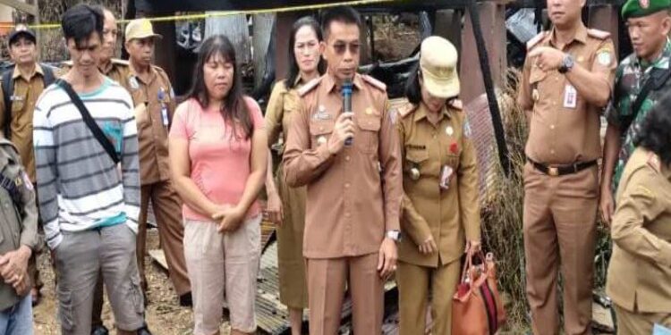 FOTO: MATAKALTENG - Penjabat (Pj) Bupati Murung Raya (Mura), Hermon tinjau lokasi kebakaran yang menghanguskan dua rumah warga Desa Konut di Tanah Siang Kab. Murung Raya, pada Senin, (9/10/2023).