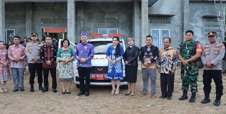 FOTO : CICI SUSILAWATI/MATA KALTENG - Anggota DPRD Kabupaten Gumas Cici Susilawati (enam dari kanan) berfoto bersama berbagai pihak terkait usai penyerahan bantuan mobil ambulans ke GKE Resort Manuhing, belum lama ini.