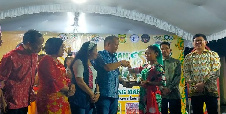 FOTO : DISBUDPAR GUMAS/MATA KALTENG - Bupati Gumas Jaya S Monong, didampingi Wakil Bupati Efrensia LP Umbing, Kajari Sahroni, Ketua TP-PKK Mimie Mariatie Jaya S Monong, Kepala Disbudpar Hansli Gonak, dan Kabid Kesenian Ahmady, ketika menyerahkan kenang-kenangan kepada perwakilan seniman, pada pagelaran seni dan budaya di Taman Kota Kuala Kurun, Sabtu, 9 Desember 2023 malam.