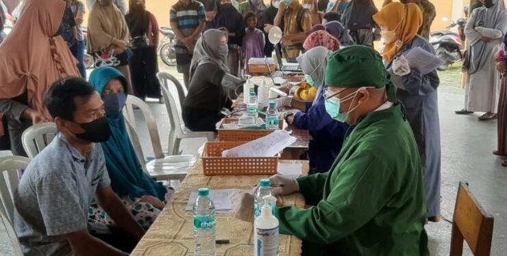FOTO : DOK/MATA KALTENG - Masyarakat Sampit saat mengikuti Vaksin covid-19.