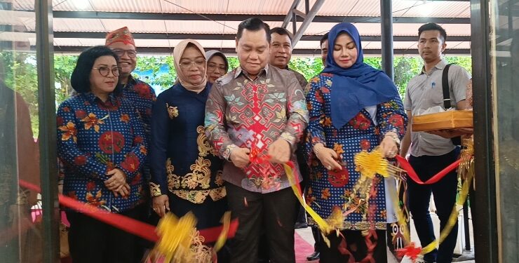 FOTO : DEVIANA/MATAKALTENG - Bupati Kotim Halikinnor dan FKPD saat meresmikan gedung Pasar Eks Mentaya, Sabtu 9 Desember 2023.