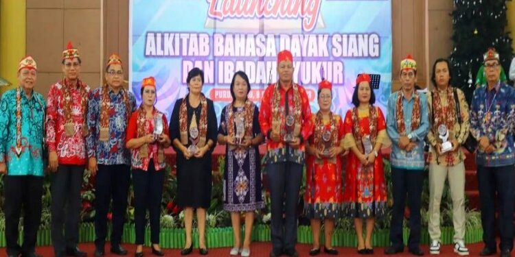 FOTO: MATAKALTENG - Asisten I Setda Mura, Serampang menghadiri launching Alkitab Bahasa Dayak Siang oleh President atau CEO Onebook dari Canada Blair Clark dan Ketua Yayasan Kaleb Yosua Palangka Ray, Rona Karasih di Gereja Elioteria Cristian Center, Sabtu (9/9/2023).