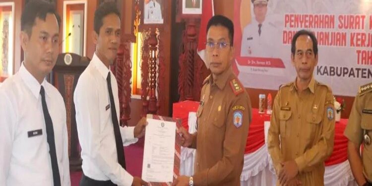 FOTO: MATAKALTENG - Penjabat (Pj) Bupati Murung Raya (Mura), Hermon secara simbolis menyerahkan Surat Keputusan (SK) kepada 36 orang Pegawai Pemerintah dengan Perjanjian Kerja (PPPK) Fungsional Teknis Formasi Tahun 2022.