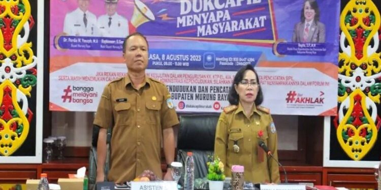 FOTO: MATAKALTENG - Dinas Kependudukan dan Pencatatan Sipil (Disdukcapil) Kabupaten Murung Raya (Mura) menyelenggarkan kegiatan Dukcapil Menyapa Masyarakat (DMM) yang berlangsung di Aula Gedung A kantor Bupati Mura, Selasa (8/8/2023).