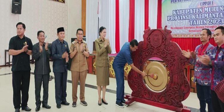 FOTO: MATAKALTENG - Bupati Murung Raya (Mura), Perdie M.Yoseph membuka kegiatan Musyawarah Daerah (Musda) Persatuan Perangkat Desa Indonesia (PPDI) yang diselenggarakan di Gedung Pertemuan Umum (GPU) Tira Tangka Balang, Selasa (12/9/2023).