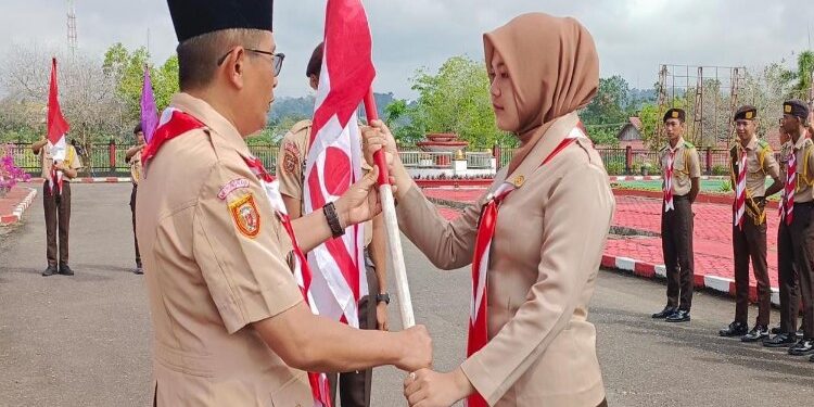 FOTO: MATAKALTENG - Wakil Bupati Murung Raya (Mura), Rejikinoor secara resmi melepas 47 orang kontingen Kwartir Cabang (Kwarcab) gerakan Pramuka Mura sebanyak untuk mengikuti Raimuna tingkat nasional ke-12 yang terpusat di bumi perkemahan dan graha wisata Cibubur Jakarta. Pelepasan berlangsung di halaman kantor Bupati Mura, Rabu (9/8/2023) pagi.