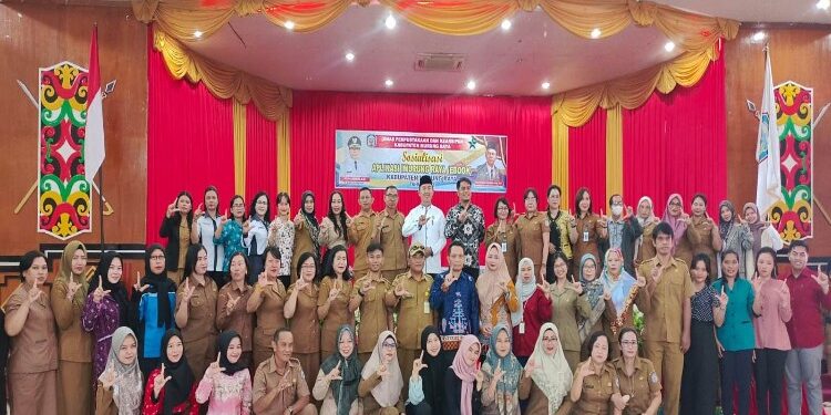 FOTO: MATAKALTENG - Dinas Perpustakaan dan Kearsipan (Dispursip) Murung Raya (Mura) menggelar sosialisasi aplikasi E-Book berbasis smartphone kepada 200 peserta di Gedung Pertemuan Umum (GPU) Tira Tangka Balang, Selasa (10/10/2023).