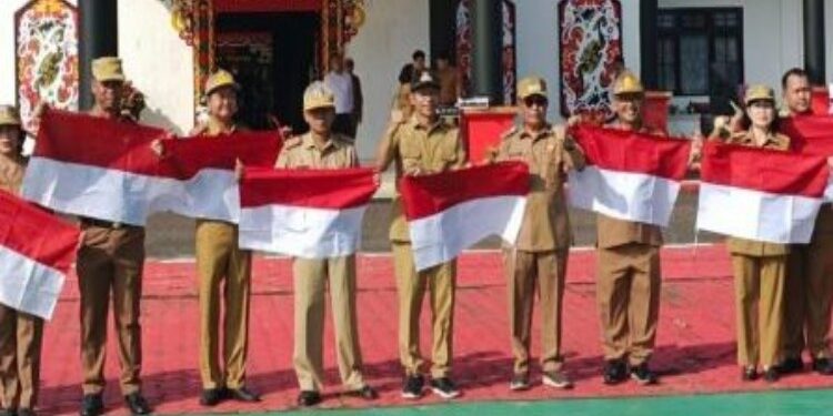 FOTO: MATAKALTENG - Pembagian bendera merah putih secara simbolis.