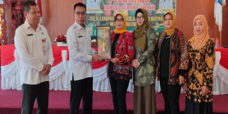 FOTO: MATAKALTENG - Sekretaris Daerah (Sekda) Murung Raya (Mura), Hermon membuka kegiatan pelatihan pengelolaan sampah yang digagas oleh Dinas Lingkungan Hidup (DLH) Mura berlangsung di Aula Ondhui Cahai Tingang, Rabu (13/9/2023).