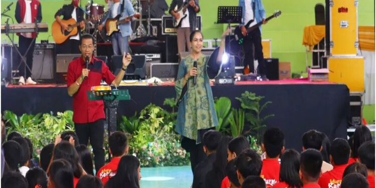 FOTO: MATAKALTENG - Bupati Murung Raya (Mura), Perdie M. Yoseph disampingi istri Lynda Kristiane Perdie turut menghadiri rangkaian Murung Raya Bermazmur yang berlangsung di GOR Futsal Tana Malai Tolung Lingu, Puruk Cahu, Sabtu (12/8/2023).