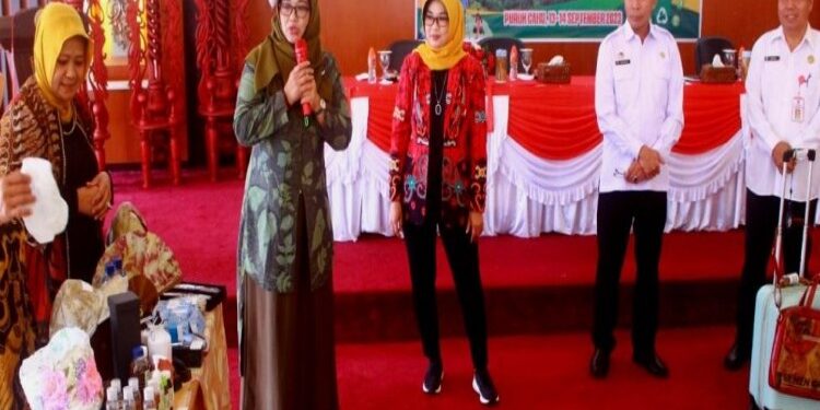 FOTO: MATAKALTENG - Dinas Lingkungan Hidup (DLH) Murung Raya (Mura) menggelar pelatihan pengelolaan sampah selama dua hari dengan jumlah peserta 30 orang yang terdiri dari Kecamatan dan penggiat sampah yang berlangsung di Aula Ondhui Cahai Tingang, Rabu (13/9/2023).