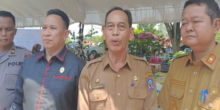 FOTO: MATAKALTENG - Plh Sekretaris Daerah (Sekda), Murung Raya (Mura), Serampang membuka kegiatan Gerakan Pangan Murah (GPM) dalam rangka memperingati Hari Pangan Sedunia yang berlangsung di Stadion Mini Kota Puruk Cahu, Senin (16/10/2023).