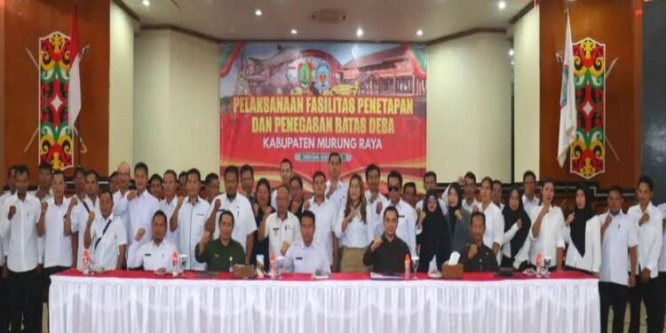 FOTO: MATAKALTENG - Kepala Bidang Pemerintahan dan Desa Dinas Pemberdayaan Masyarakat dan Desa (DPMD) Mura, Abikson saat menyampaikan laporannya saat pembukaan kegiatan pelaksanaan fasilitas penetapan dan penegasan batas desa di GPU Tira Tangka Balang, Rabu (18/10/2023).