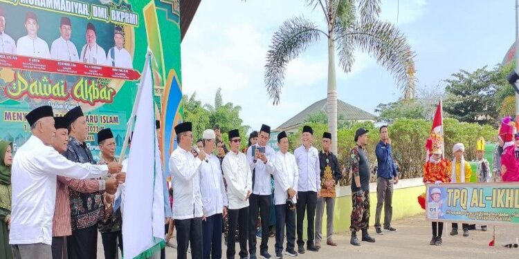 FOTO: MATAKALTENG - Pelepasan peserta pawai akbar dalam rangka menyambut tahun baru islam I muharram 1445 H/2023 masehi, tepat didepan gerbang masjid al – istiqlal Puruk Cahu, Rabu (19/7/2023) pagi.