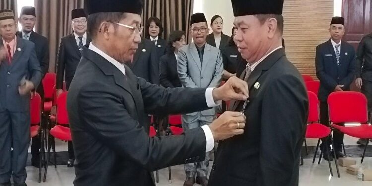 FOTO: MATAKALTENG - Bupati Murung Raya (Mura), Perdie M.Yoseph menyematkan tanda kehormatan Satyalancana Karya Satya ke X dan XX tahun kepada 105 orang ASN yang bekerja di lingkungan Pemerintah Kabupaten Murung Raya bertempat di Aula Rujab Bupati Mura, Senin (14/8/2023).