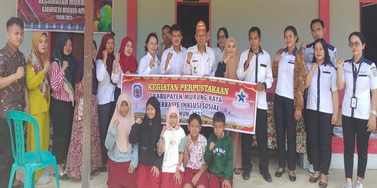 FOTO: MATAKALTENG - Dinas Perpustakaan dan Kearsipan (Dispursip) Murung Raya (Mura) tinjau Perpustakaan yang ada Desa Bahitom dan Danau Usung yang berbasis inklusi sosial, Rabu (18/10/2023).