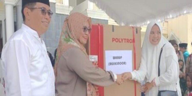 FOTO: MATAKALTENG - Wakil Bupati Murung Raya (Mura), Rejikinoor menyerahkan hadiah doorprize berupa satu buah kulkas kepada peserta pemenang undian pawai akbar dalam rangka memperingati tahun baru islam 1 Muharram 1445 Hijriahi, di halaman Mesjid Al – Istiqlal Puruk Cahu, Rabu (19/7/2023).