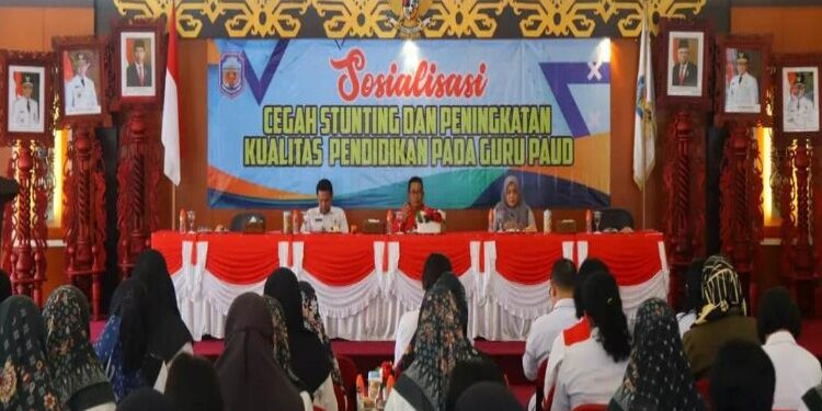 FOTO: MATAKALTENG - Wakil Bupati Murung Raya (Mura), Rejikinoor membuka kegiatan sosialisasi cegah stunting dan peningkatan kualitas pendidikan guru Pendidikan Anak Usia Dini (PAUD) tingkat Kabupaten Murung Raya, di Aula Cahai Ondhui Tingang, Gedung B Setda Mura.