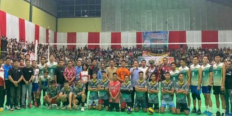 FOTO: MATAKALTENG - Bupati Murung Raya (Mura), Perdie M. Yoseph secara resmi menutup Turnamen Bola Voli Bupati Cup tahun 2023 yang dilaksanakan di gedung olahraga Tana Malai Tolung Lingu (TMTL), Kamis (14/9/2023).