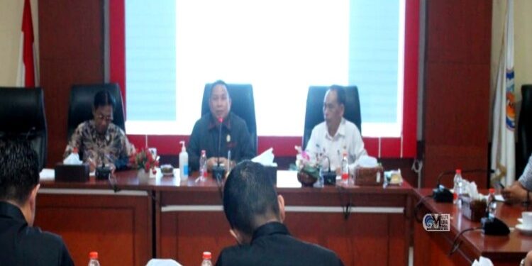 FOTO: MATAKALTENG - Pemerintah Kabupaten (Pemkab) Murung Raya (Mura) bersama DPRD Mura menggelar rapat pleno terkait Tenaga Kontrak (Tekon) yang mendaftar sebagai caleg di Kabupaten Murung Raya.