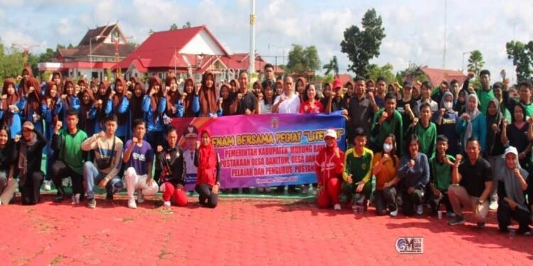 FOTO: MATAKALTENG - Pemerintah Kabupaten (Pemkab) Murung Raya (Mura) bersama Pengurus Cabang Persatuan Senam Indonesia (Persani) Mura melaksanakan Senam Bersama Pegiat Literasi di halaman Kantor Bupati, Jumat (20/10/2023).
