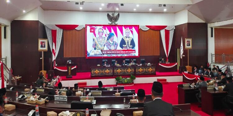 FOTO: MATAKALTENG - Pemerintah Kabupaten (Pemkab) bersama DPRD dan unsur Forkopimda Kabupaten Murung Raya (Mura) ikut mendengarkan pidato kenegaraan Presiden Republik Indonesia dalam rangka HUT ke – 78 Proklamasi kemerdekaan Republik Indonesia, bertempat ruang rapat paripurna Gedung DPRD Murung Raya, Rabu (16/8/2023).